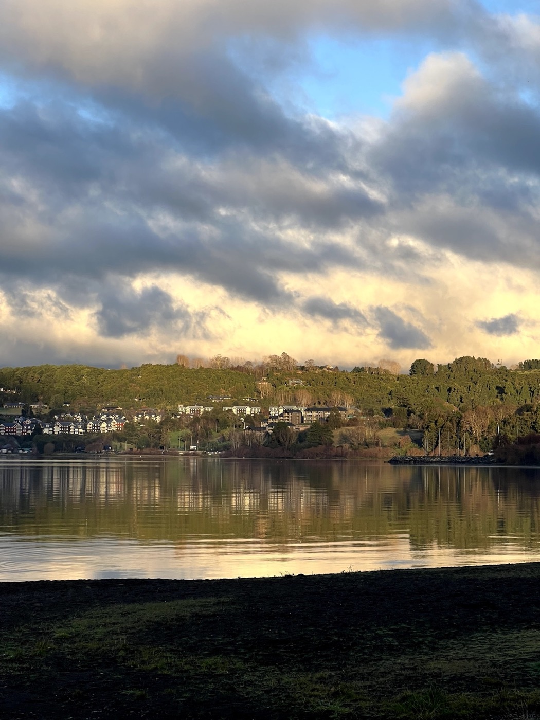 Atardecer sobre el lago